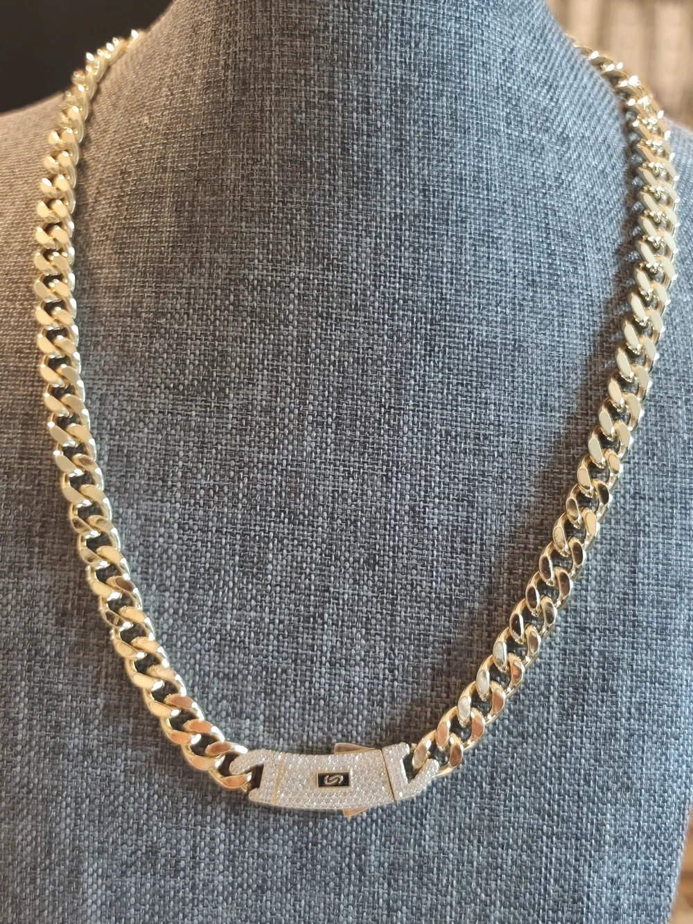 The surface is plated with a thin layer of real gold 14k.